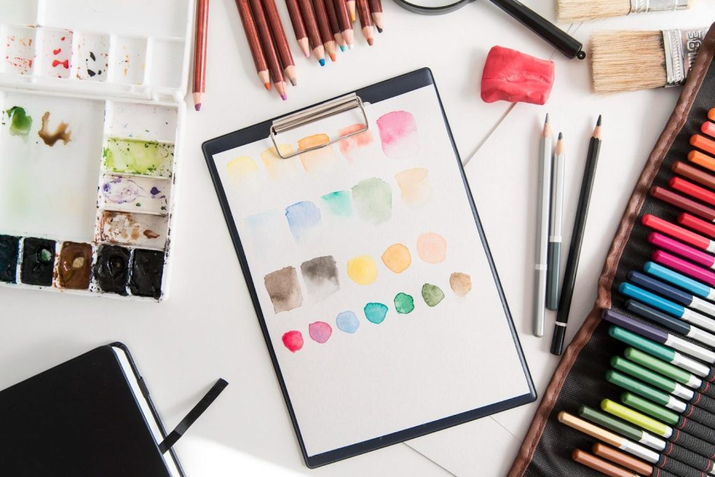 Sperimenta con vari mezzi artistici per migliorare le tue abilità nel disegno e sviluppare il tuo stile personale