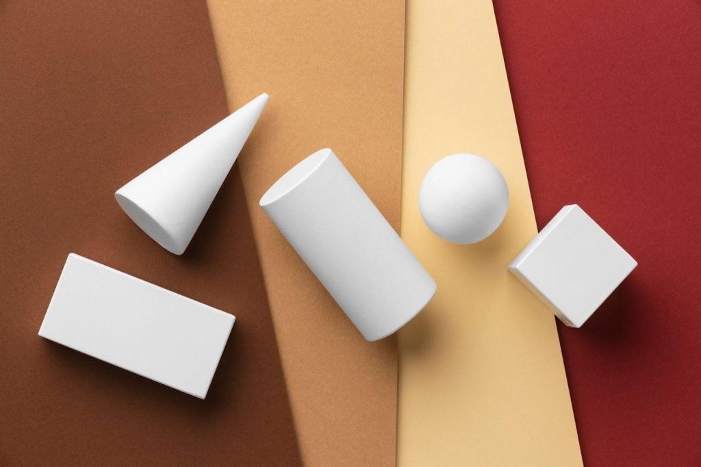 Forme geometriche di base su carta colorata, per illustrare i concetti di base del disegno per i principianti